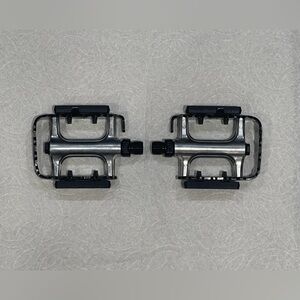 Silver and Black Platform Bike Pedals - Universal Fit NEW